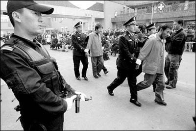 停车场车辆起火燃烧猛烈 乌海消防紧急处置防蔓延:火狐电竞官网(图3) 火狐电竞